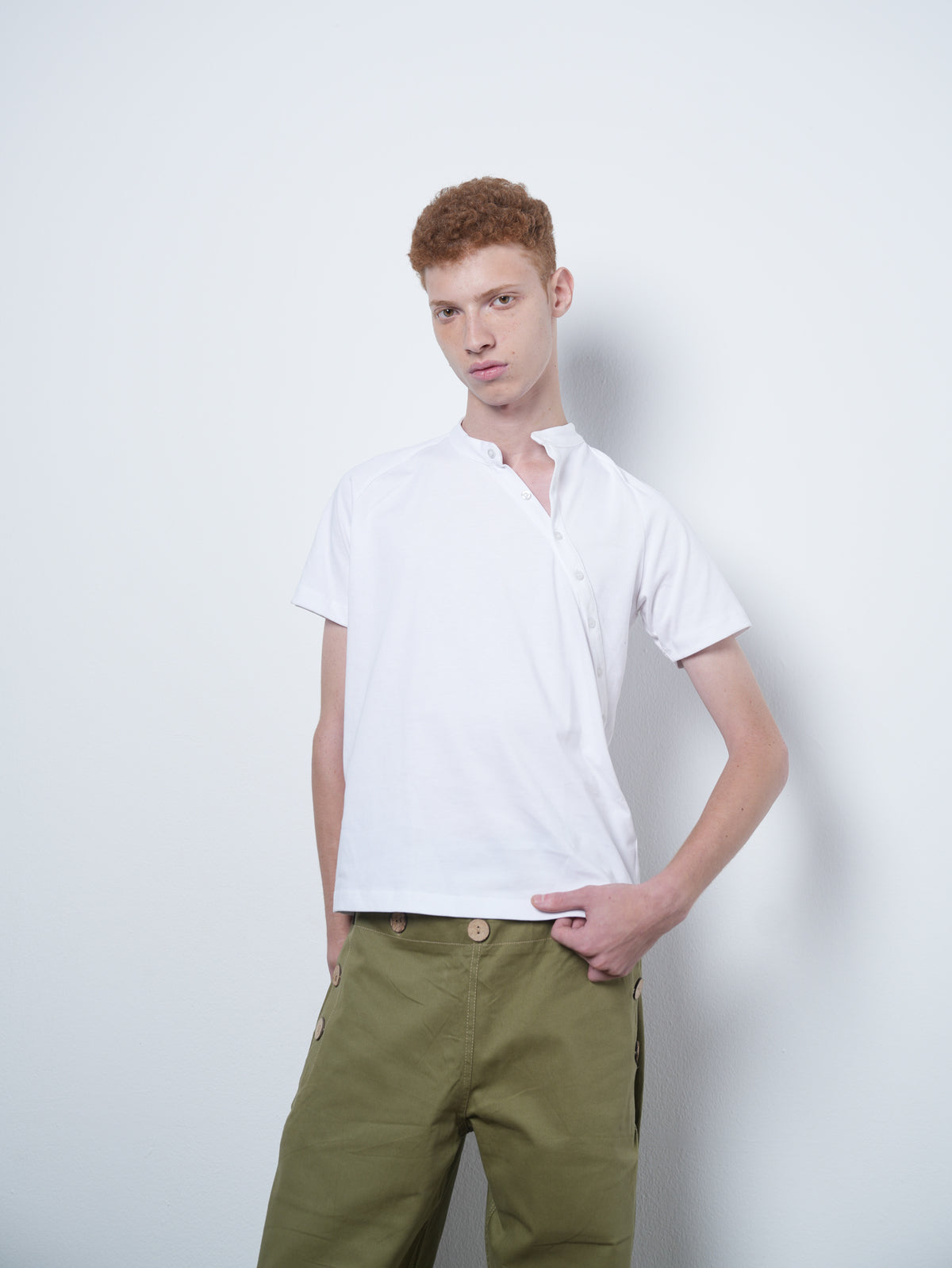 OPEN COLLAR TEE WHITE 001