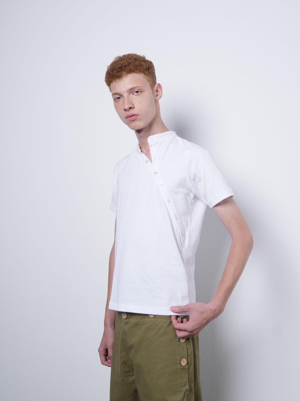 OPEN COLLAR TEE WHITE 001