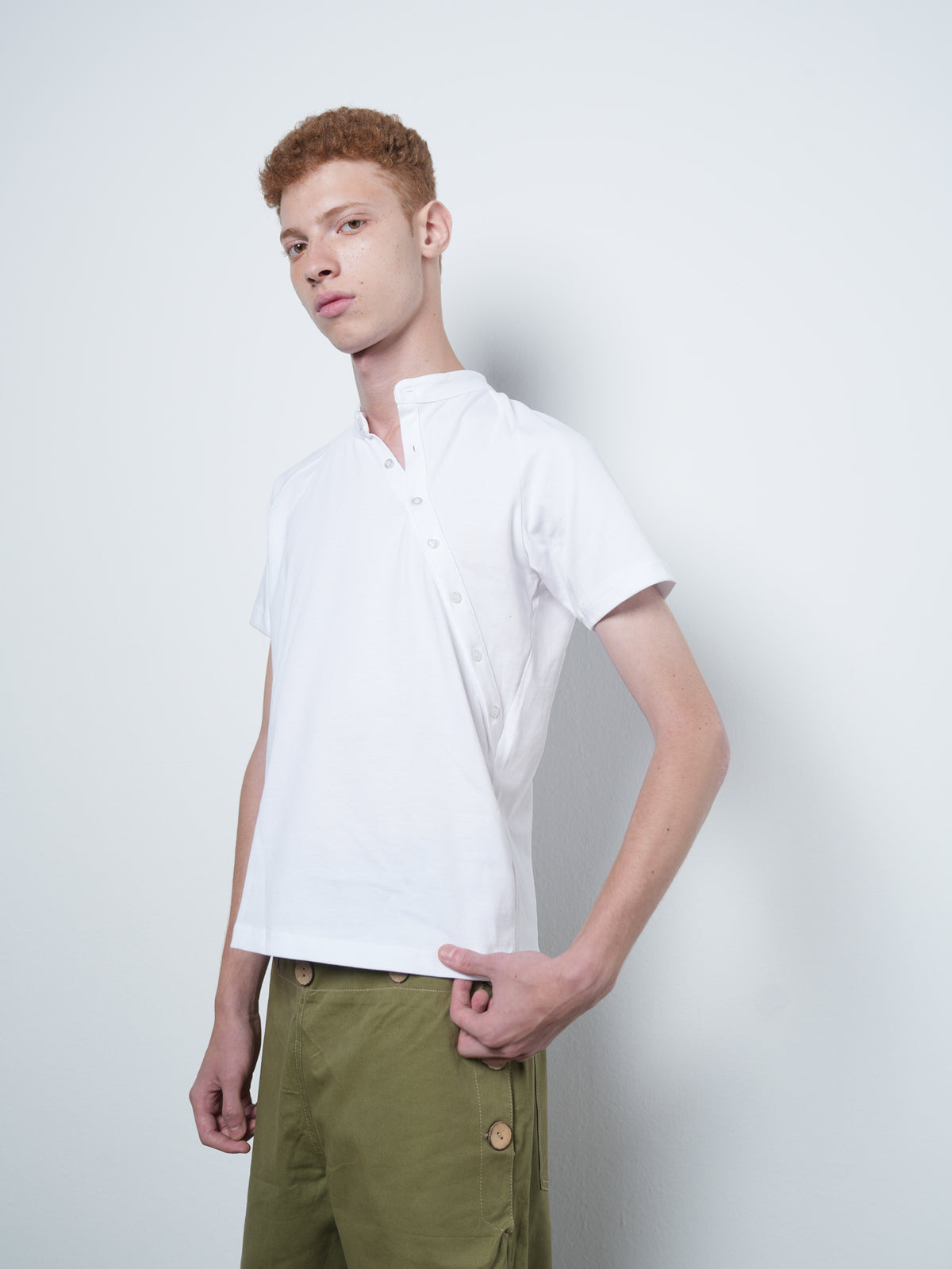 OPEN COLLAR TEE WHITE 001